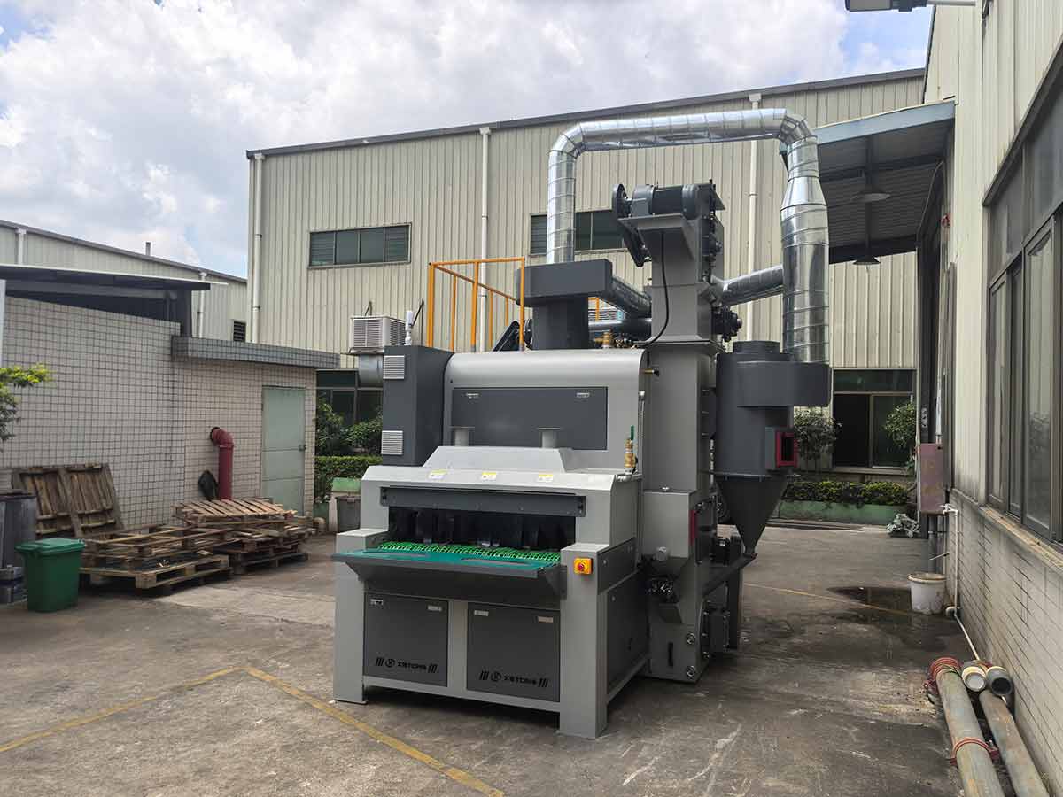 深圳百超機械生產(chǎn)的輸送式自動噴砂機實拍圖片