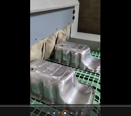 汽車零部件輸送式自動(dòng)噴砂機(jī)工作視頻