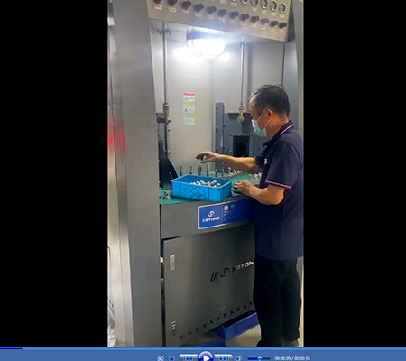 鋁合金轉(zhuǎn)盤式自動(dòng)噴砂機(jī)工作視頻