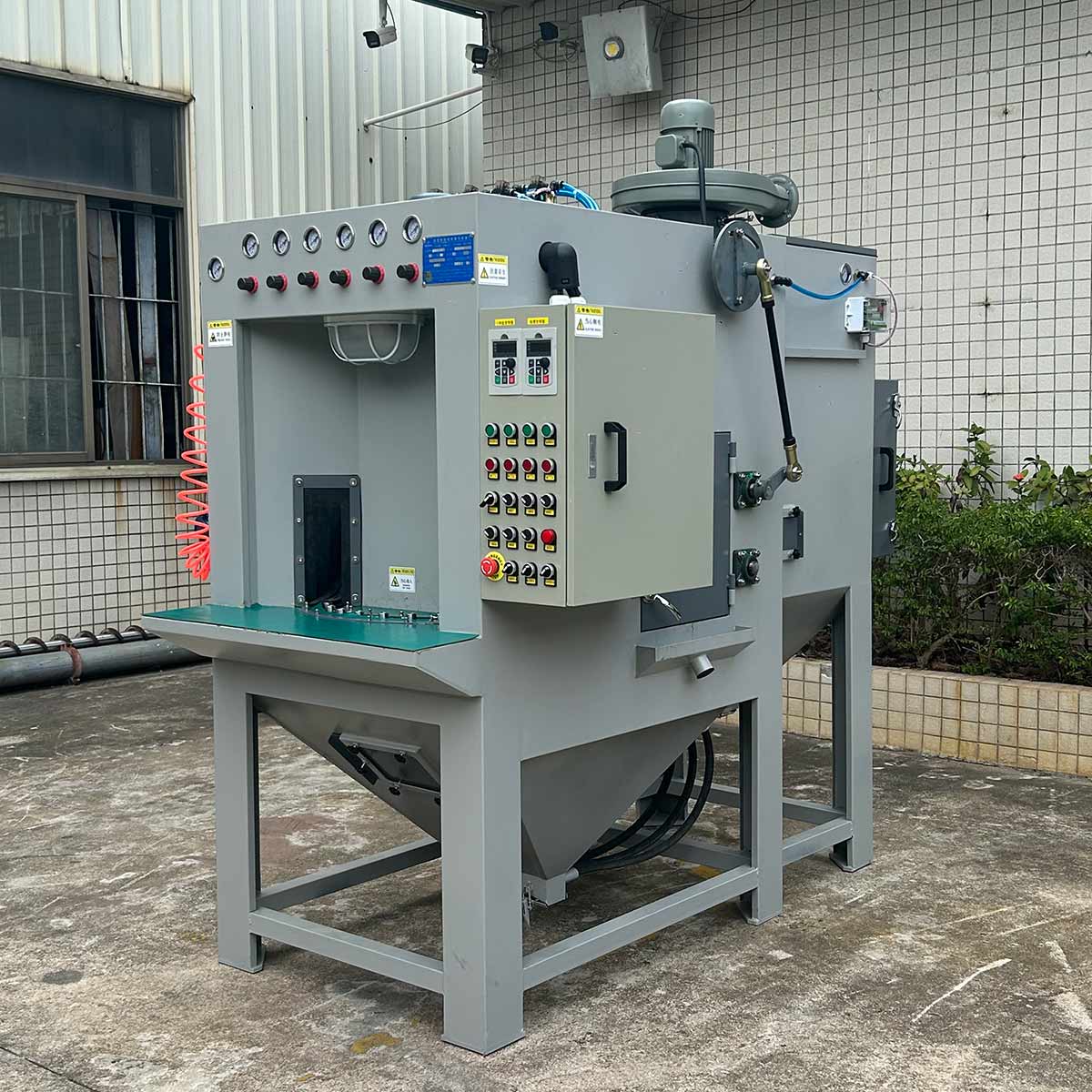 深圳百超噴砂機生產廠家制造的轉盤式自動噴砂機實拍圖片 深圳百超噴砂機生產廠家制造的轉盤式自動噴砂機實拍圖片