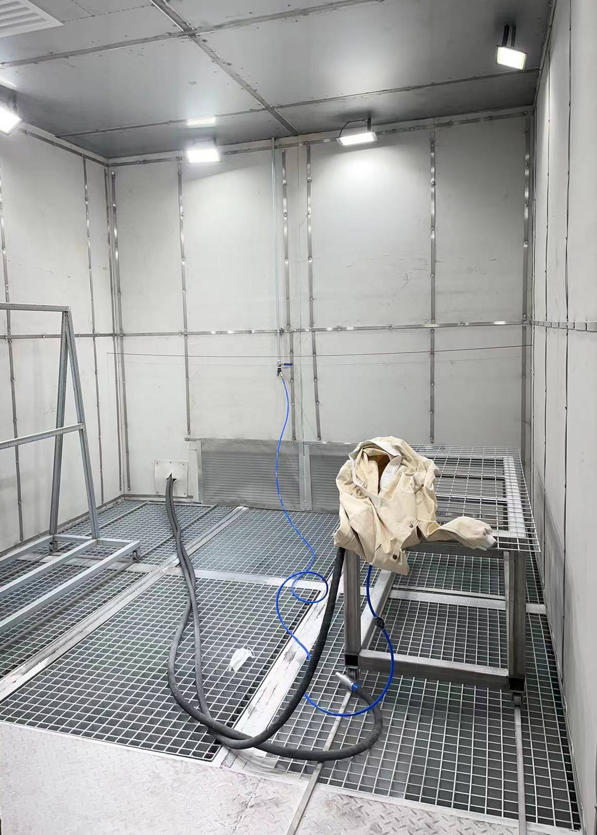 深圳百超機(jī)械噴砂房設(shè)備實(shí)拍圖